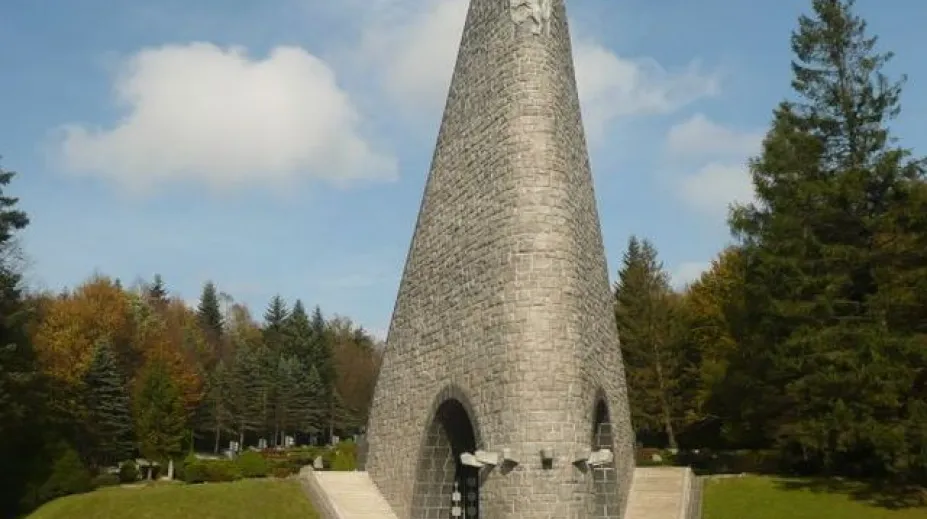pamatnik-na-dukle-.jpg